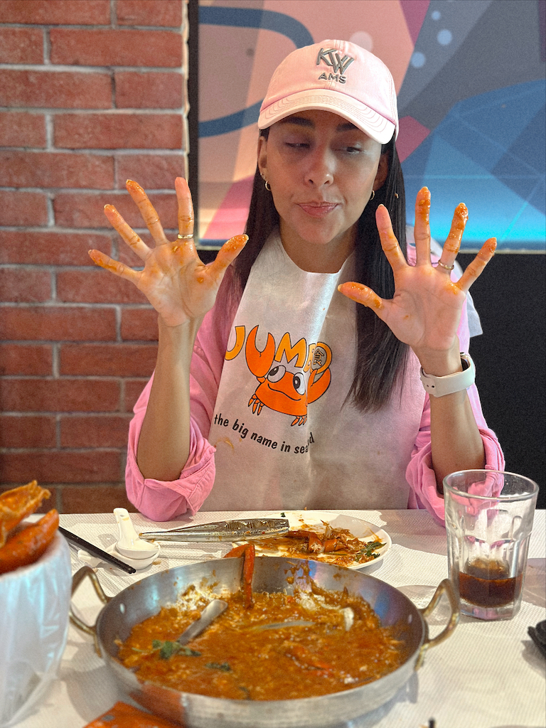 Eating Chili Crab in Singapore 