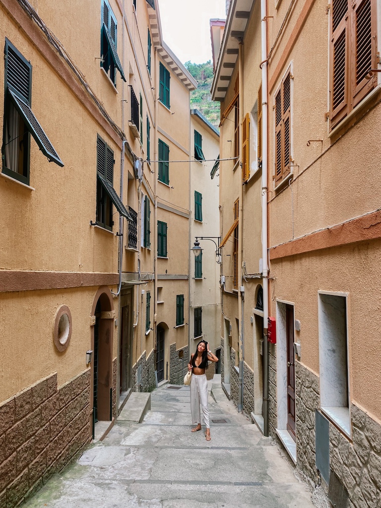 walking throught the small streets of Cinque Terre 